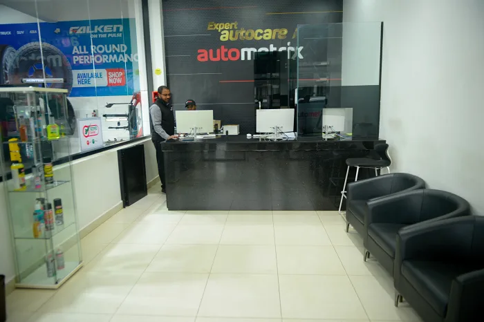 Autometrix technician performing service